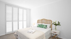 3 bedrooms, iron/ironing board, internet, bed sheets
