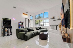 Fernseher, Kamin, Arbeitsbereiche