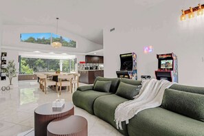 Fernseher, Kamin, Arbeitsbereiche