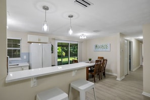 Private kitchen - Comfy 5 bedroom -2 bathroom house in Orange Park (Orange Park)