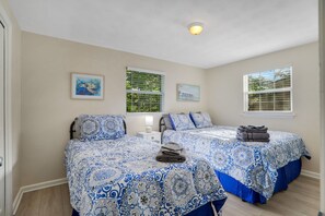 5 bedrooms, iron/ironing board, WiFi, bed sheets