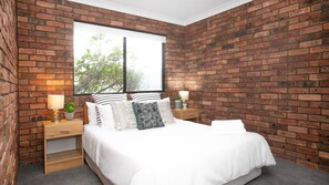 5 bedrooms, free WiFi, bed sheets