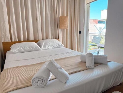 Family-Friendly 3BR near Konyaaltı Beach, Balcony w/ Mountain & Park View