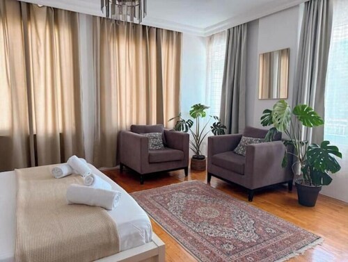 Family-Friendly 3BR near Konyaaltı Beach, Balcony w/ Mountain & Park View