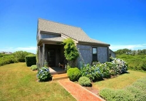 Bright freshly decorated 2-bedroom house on an acre