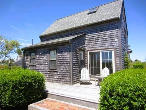 Bright freshly decorated 2-bedroom house on an acre