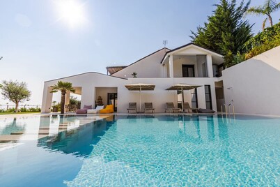 Villa 16 | Dhërmi by PikHost