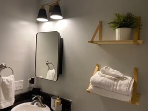 Hårtørrer, håndklæder, Shampoo, Toiletpapir