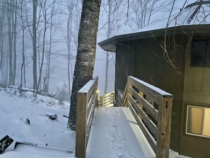 Property grounds - Lovely 1-bdrm Treehouse in Sugar Mountain. .5 miles to SKI RESORT!! (Sugar Mountain)