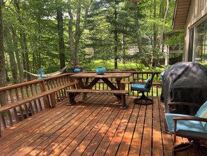 Outdoor dining - Cozy, Stylish 3-Bedroom Mid-Century Chalet in Pocono Pines' Lake Naomi (Pocono Pines)