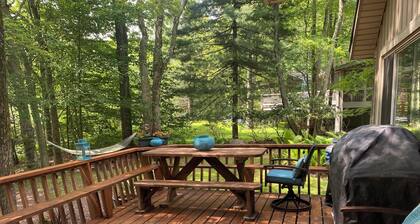 Cozy, Stylish 3-Bedroom Mid-Century Chalet in Pocono Pines' Lake Naomi