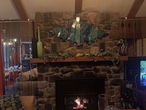 Interior - Cozy, Stylish 3-Bedroom Mid-Century Chalet in Pocono Pines' Lake Naomi (Pocono Pines)