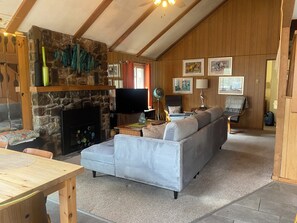 Smart TV, fireplace, DVD player, books - Cozy, Stylish 3-Bedroom Mid-Century Chalet in Pocono Pines' Lake Naomi (Pocono Pines)