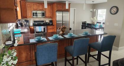 Peaceful and convenient 4-bedroom house in lovely Tampa with AC