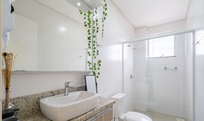 Eenvoudig appartement | Badkamer | Een douche