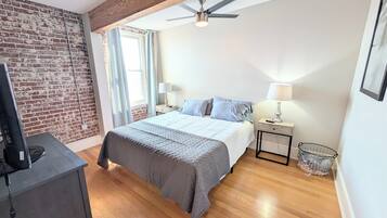 1 habitación, tabla de planchar con plancha, internet y ropa de cama