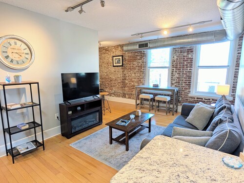 Awesome 1BR downtown condo near EVERYTHING!