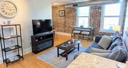 Awesome 1BR downtown condo near EVERYTHING!