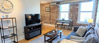 Awesome 1BR downtown condo near EVERYTHING!
