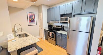 Awesome 1BR downtown condo near EVERYTHING!