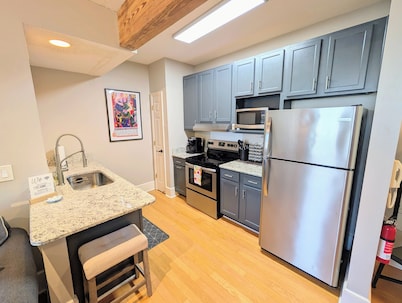 Awesome 1BR downtown condo near EVERYTHING!