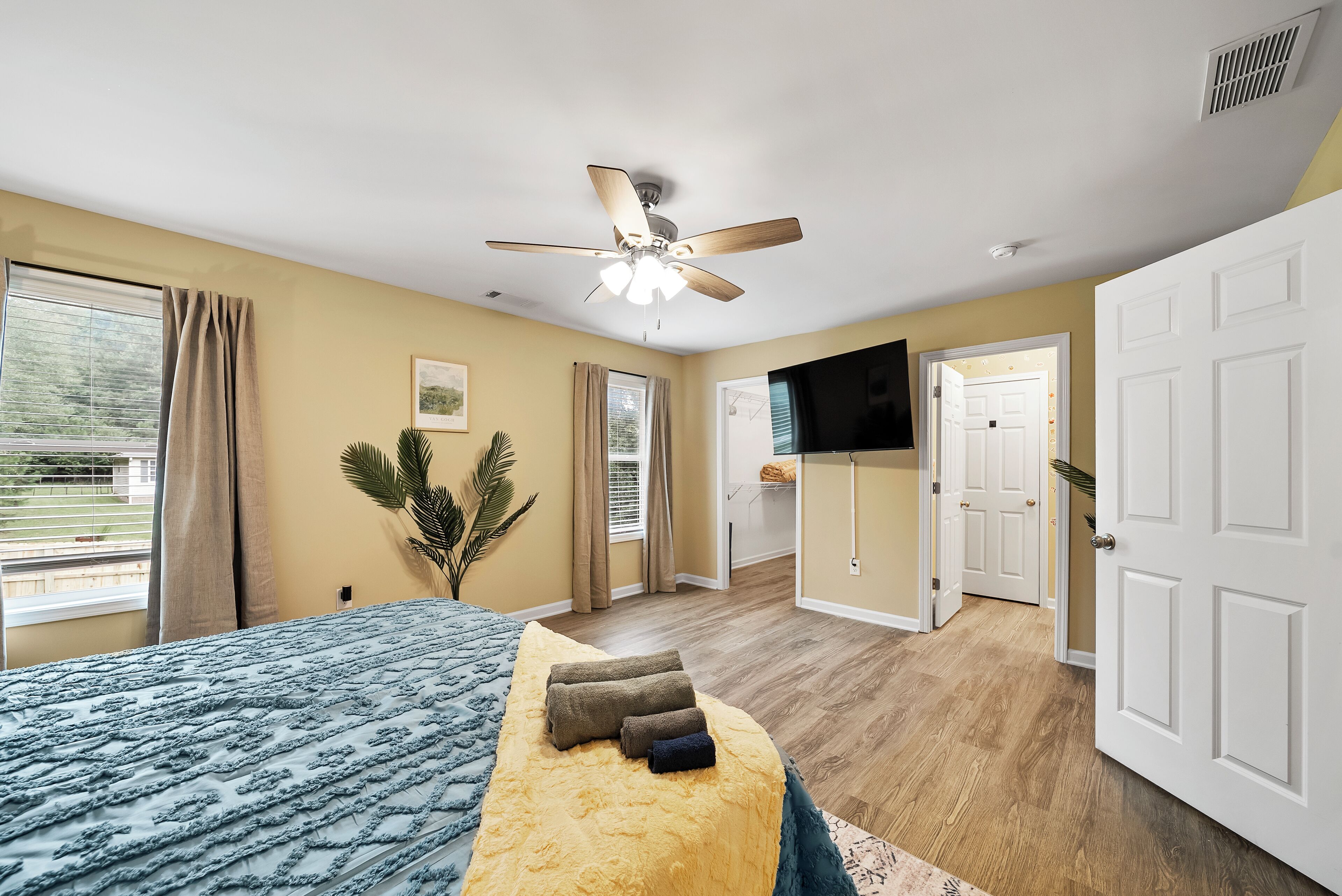 4 soverom, skrivebord, strykejern/-brett og reiseseng for barn