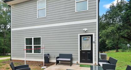 6 King Beds - Near DT & UGA - 2 Massage Chairs - Projector
