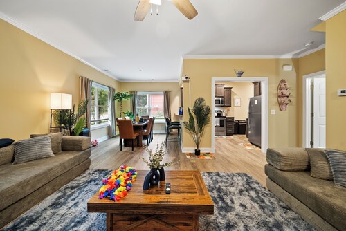 The Aloha House: Massage Chairs - 3 King Beds - Projector