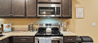 6 King Beds - Near DT & UGA - 2 Massage Chairs - Projector