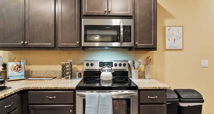 6 King Beds - Near DT & UGA - 2 Massage Chairs - Projector