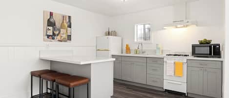 Kühlschrank, Mikrowelle, Herdplatte, Geschirrspüler