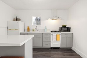 Køleskab, mikrobølgeovn, kogeplade, opvaskemaskine