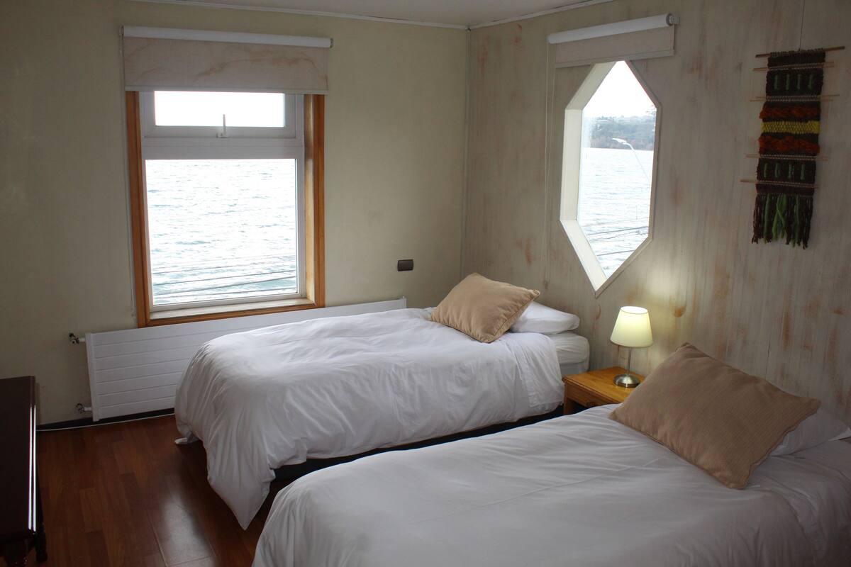Habitación doble estándar, vista a la ciudad | Ropa de cama de alta calidad y minibar