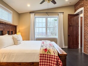 1 bedroom, iron/ironing board, free WiFi, bed sheets - Schoolhouse: Dog-friendly, Large Yard, near Purina, Wheelchair friendly (Washington)