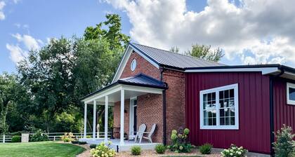 Schoolhouse: Dog-friendly, Large Yard, near Purina, Wheelchair friendly