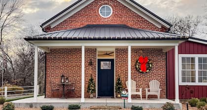 Schoolhouse: Dog-friendly, Large Yard, near Purina, Wheelchair friendly