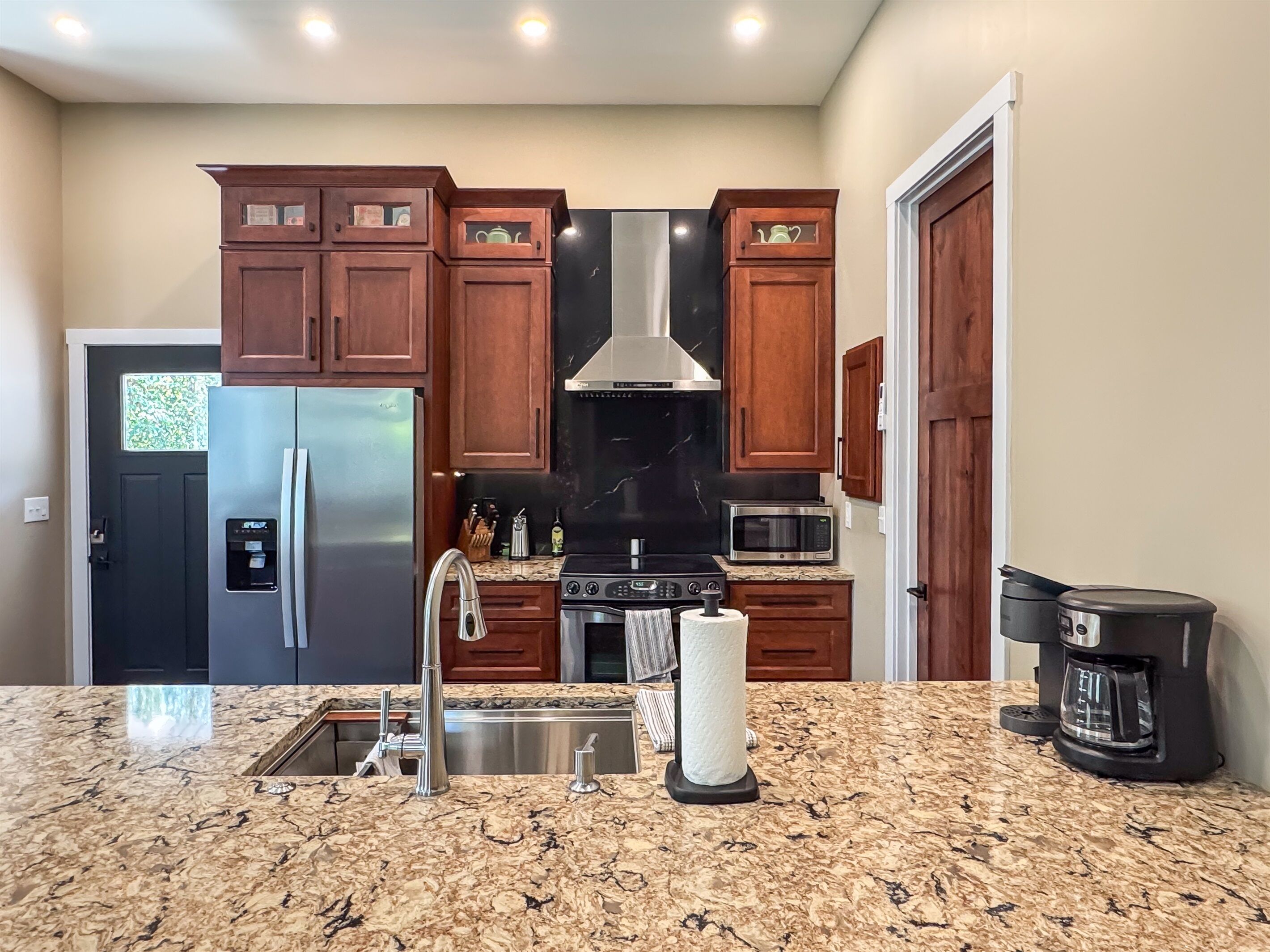 Refrigerador, microondas, horno y parrilla de estufa 