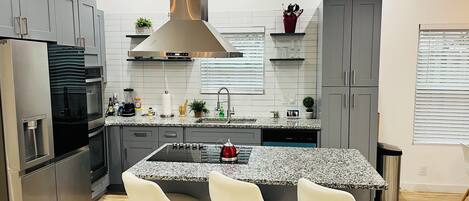 Micro-ondes, four, plaque de cuisson, lave-vaisselle