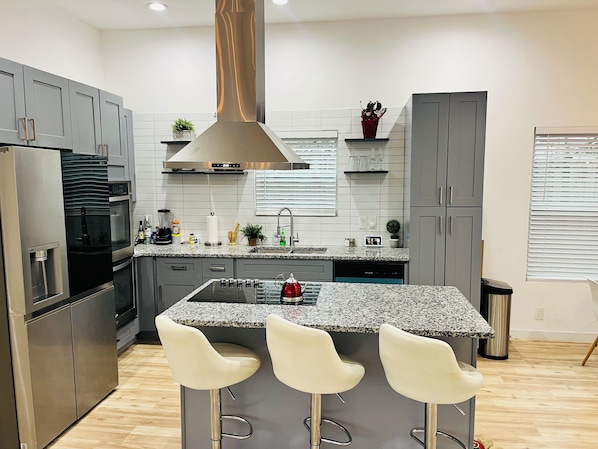 Microwave, oven, stovetop, dishwasher - Marvelous 4-bedroom bungalow Near Downtown Atlanta (Atlanta)