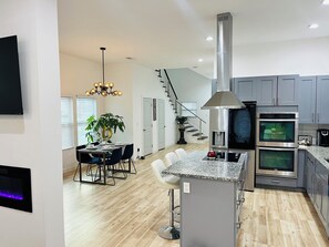 Dining - Marvelous 4-bedroom bungalow Near Downtown Atlanta (Atlanta)