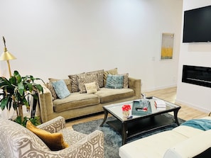 TV, fireplace - Marvelous 4-bedroom bungalow Near Downtown Atlanta (Atlanta)