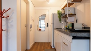 Studio | Dapur pribadi | Lemari es, microwave, kompor, dan peralatan masak/sendok-piring