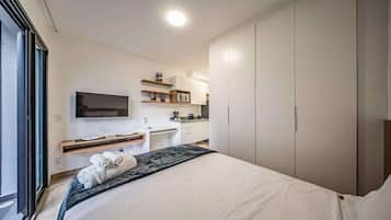 Standard-Studiosuite, Stadtblick | Allergikerbettwaren, laptopgeeigneter Arbeitsplatz