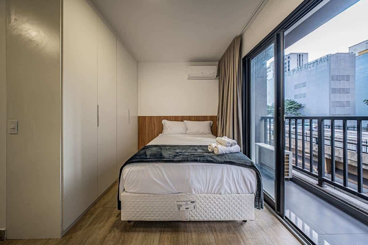 Studio Suite Standar, pemandangan kota | Seprai antialergi dan ruang kerja ramah laptop
