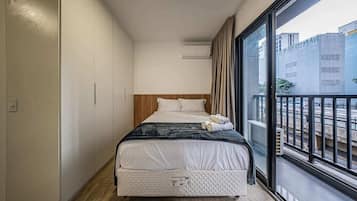 Studio Suite Standar, pemandangan kota | Seprai antialergi dan ruang kerja ramah laptop
