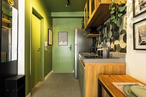 Comfort Studio | Private kitchen | Fridge, microwave, cookware/dishes/utensils - DNA Paulistano (São Paulo)