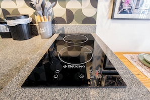 Comfort Studio | Private kitchen | Fridge, microwave, cookware/dishes/utensils