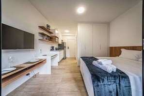 Suite estudio estándar, vista a la ciudad | Ropa de cama hipoalergénica y espacio para trabajar con laptop