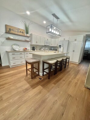 Een koelkast, een microgolfoven, een oven, een kookplaat