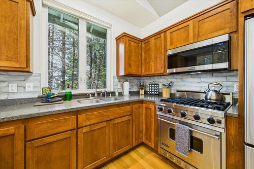 Coastal Canopy-Secluded home with ocean view and jetted tub. Sleeps 6